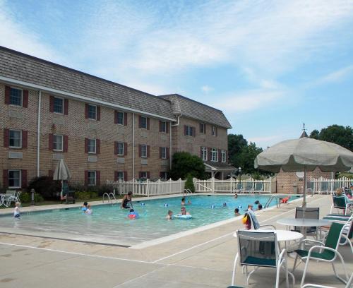 Bird In Hand Hotel | Family-Friendly Retreat at Bird-in-Hand Inn with Pool Access