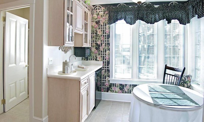 Bird In Hand Bed & Breakfast | Discover Bird In Hand Village Inn & Suites with Spa and Pool