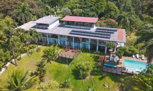 Bocas del Toro Hotel | Relax at Bird Island Bungalows with Oceanfront Views