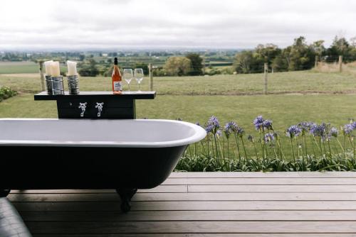 Havelock North Apartment | Stunning Birds Eye View: 4-Star Stay with Breakfast & Hot Tub