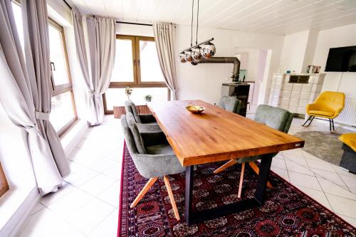 Darstein Apartment | Welcoming Birds-Nest Ferienwohnung with Cozy Wood Stove