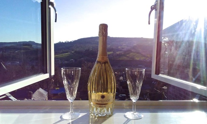 Matlock Apartment | Birds Nest: Romantic Getaway with Breathtaking Views