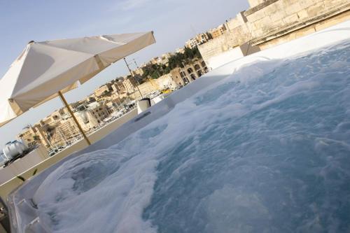 Birgu Apartment | Relaxing Birgu Lodge with Ground Floor Jacuzzi Access