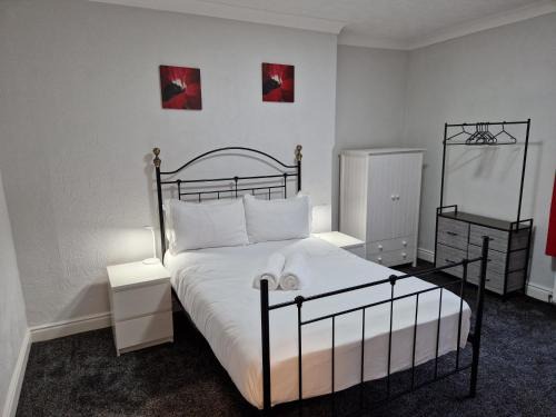 Birtley Apartment | Cozy Birtley's Diamond 3-Bed Apt for Family Getaways