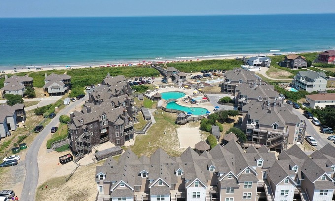 Duck Condo | Relaxing BIS-Duck: 2BR Oceanfront Getaway with Pool