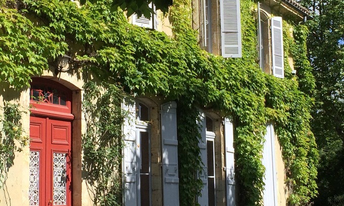 Auch House | Elegant Biscay: Family Home with Breakfast & Great Reviews