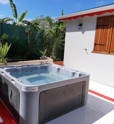 Petit-Canal House | Oceanfront Bliss at Biscuit - Gîte du moulin with Spa