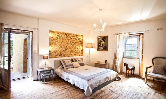Montfort Apartment | Pet-Friendly BISE: Oceanfront Stay with Spa & Breakfast