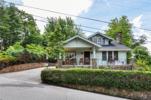 Lake Junaluska House | Relax at Bishop's Robin Cottage with Pool & Family Amenities