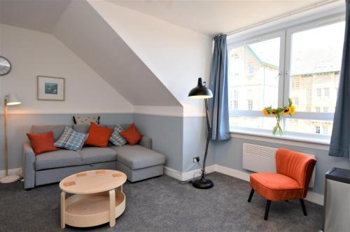 Kilmun Apartment | Family-Friendly Bishop's Snug with High Guest Ratings