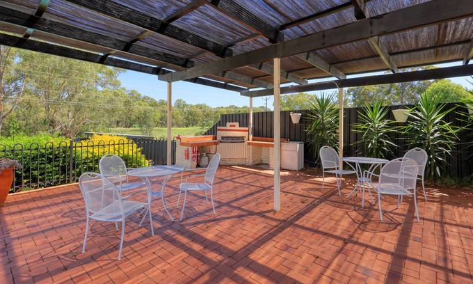 Narrandera Hotel | Discover Bishops Lodge Narrandera with Pool & Family-Friendly Amenities