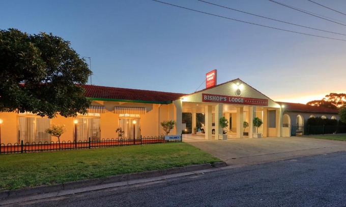 Narrandera Hotel | Discover Bishops Lodge Narrandera: 4-Star with Ocean Views