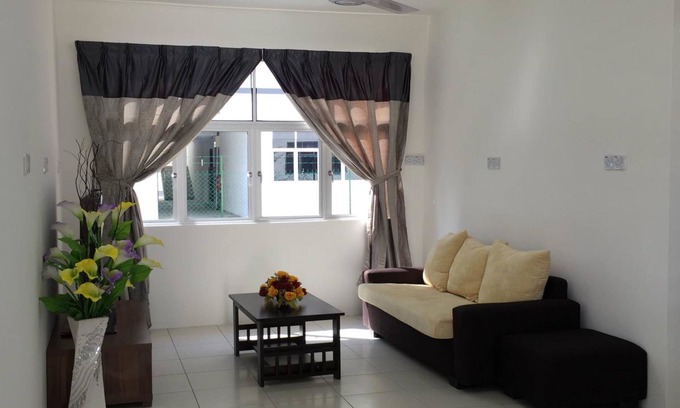 Parit Raja Apartment | Cozy Bistari Homestay with Breakfast & Kitchen Amenities