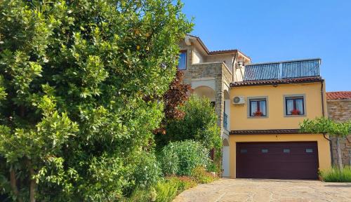 Gracisce Apartment | Highly Rated Bitini Farm Apartment - Perfect for Families!