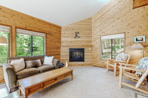 Black Butte Ranch House | Cozy Bitter Root Cabin with Private Pool & Hot Tub