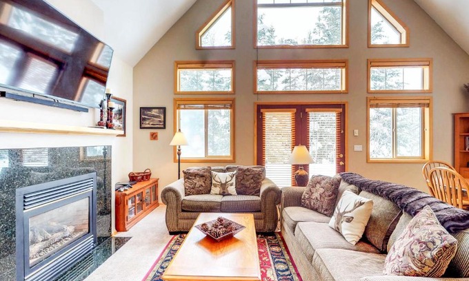 McCall House | Relaxing Retreat at Bitterroot Hideaway with Hot Tub & Pool