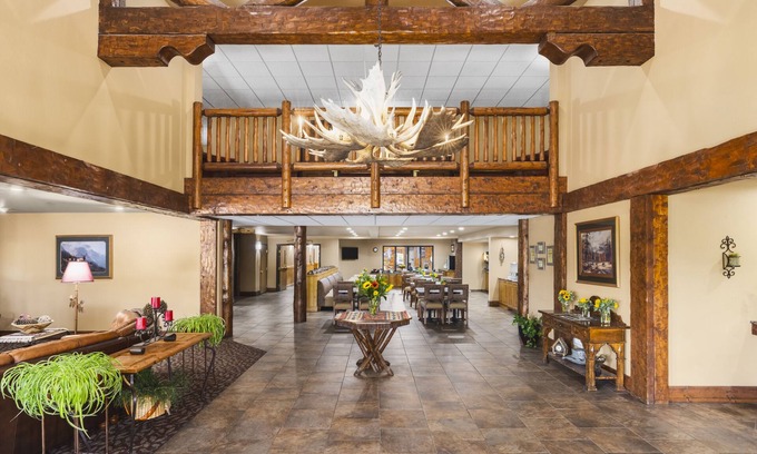 Hamilton Hotel | Bitterroot River Inn: Top-Rated Getaway with Spa & Pool