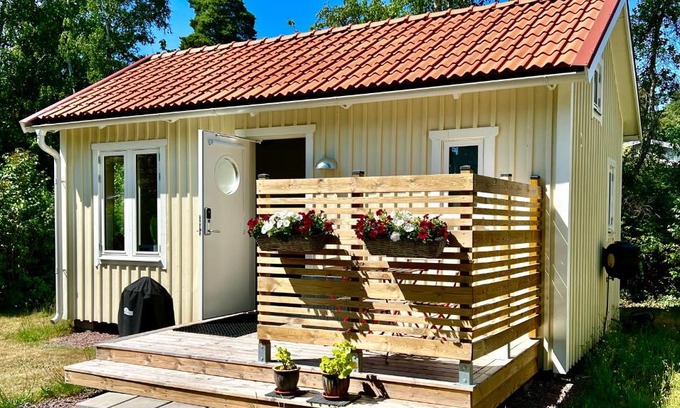Kalmar House | Inviting Bittes & Lasses Guest House with Hot Tub Access