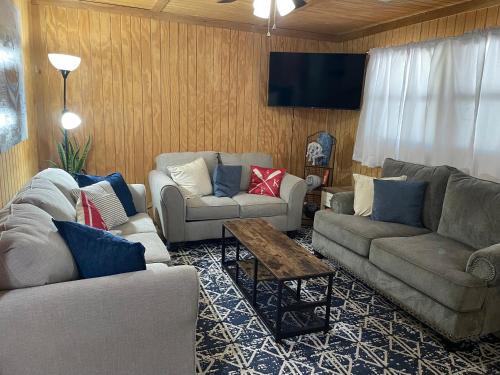 Porum House | Pet-Friendly Bixby Cove Cabin #1 – Rated 9.5/10 by Guests