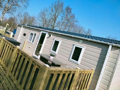 Lauwersoog Ski Chalet | Kid-Friendly BJ Chalets - De Rug 1 with Ocean Views