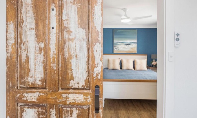 Forster Apartment | Relax at BJ Mick's Lakefront Apartment - 4-Star Getaway