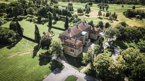 Vara Municipality Hotel | Elegant Bjertorp Slott: Spa, Pool & Pet-Friendly Retreat