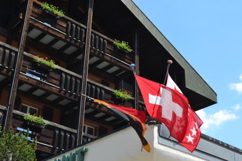 Blausee Hotel | Discover Blümlisalp: Pet-Friendly Retreat with Dining