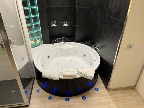 Noja Apartment | Elegant Black and White Suite "Marques" with Hot Tub