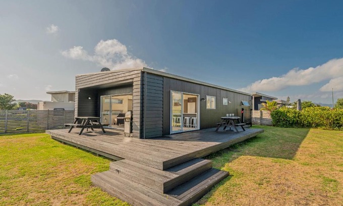 Matarangi House | Impeccable Black Bach Pod - Family-Friendly Matarangi Retreat
