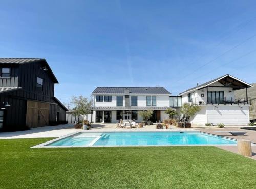 San Luis Obispo House | Relax at Black Barn Ranch: Pool & Hot Tub Near Downtown