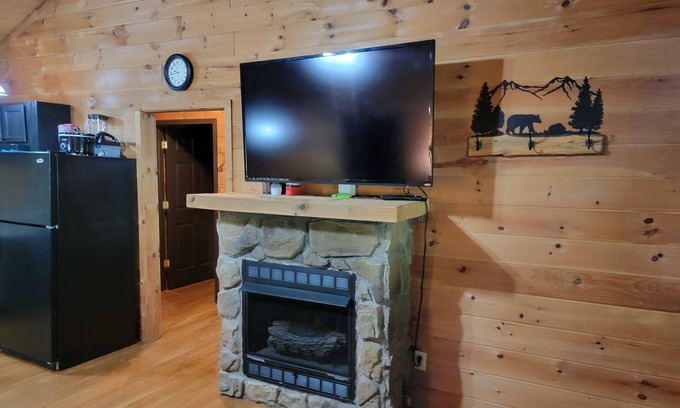 Hico Cabin | Private Black Bear Cabin with Spa and Hot Tub Retreat
