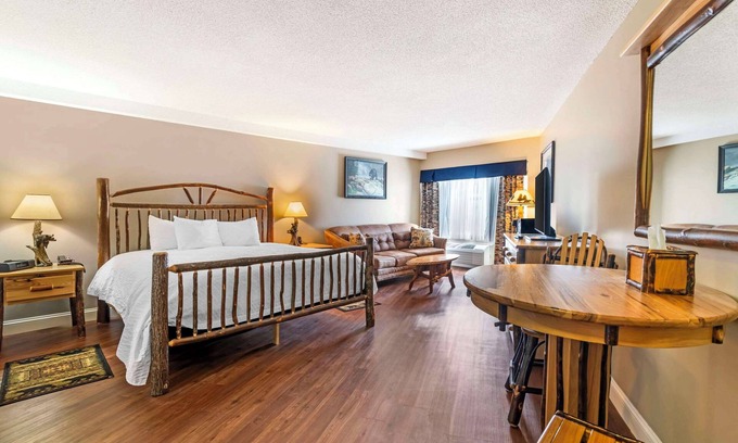 Orono Hotel | Discover Black Bear Inn: Spa, Restaurant & Great Reviews
