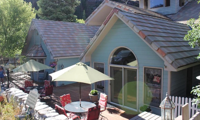 Ouray Bed & Breakfast | Relaxing Black Bear Manor with Hot Tub & 9/10 Guest Rating