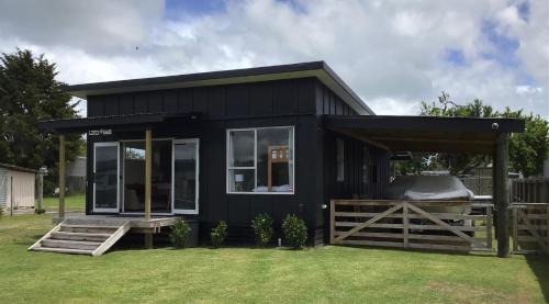 Mangakino House | Family-Friendly Black Beauty Lake House with Spa & Pets