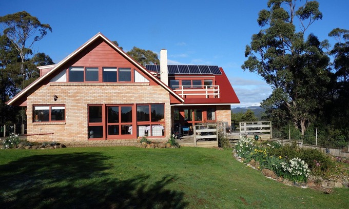 Central Coast Council House | Unforgettable Black Bluff View Retreat with Oceanfront Bliss