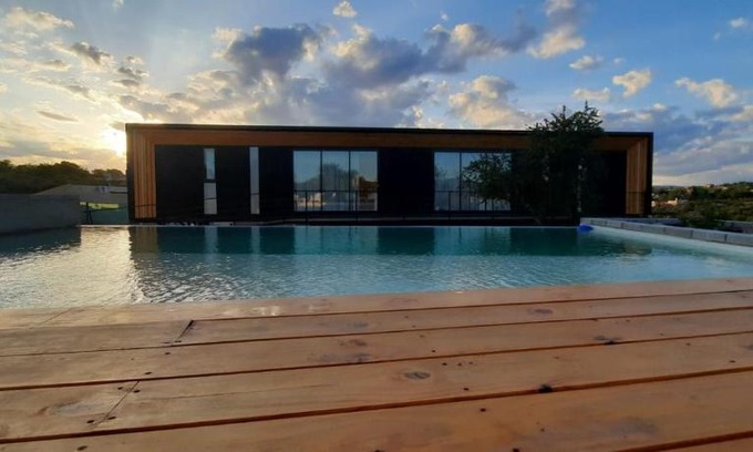 Villa Parque Siquiman House | Relax at BLACK BOX CABAÑAS: Pool & Family-Friendly Retreat