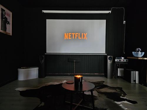 Epinal Apartment | Relaxing BLACK BOX CINEMA Apartment with Hot Tub Amenities