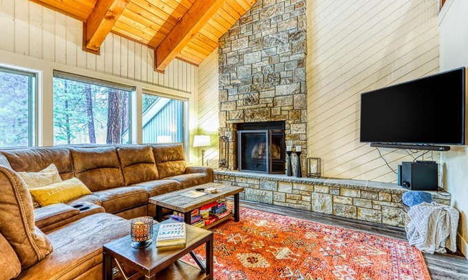 Black Butte Ranch House | Guest Rated: Black Butte Beauty with Pool & Hot Tub Access