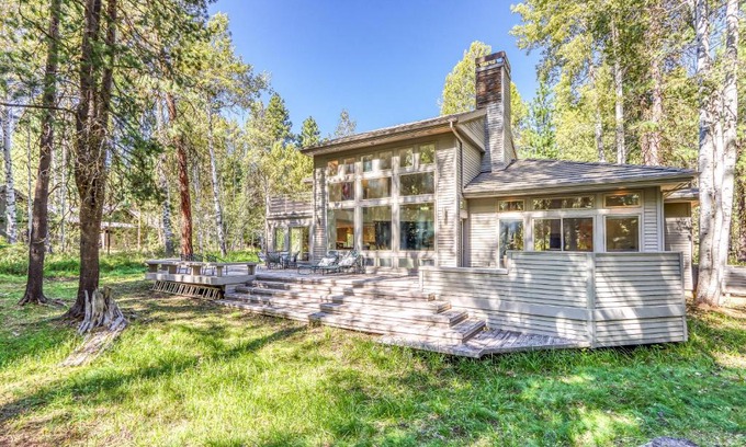 Black Butte Ranch House | Relaxing Retreat at Black Butte Contemporary Resort