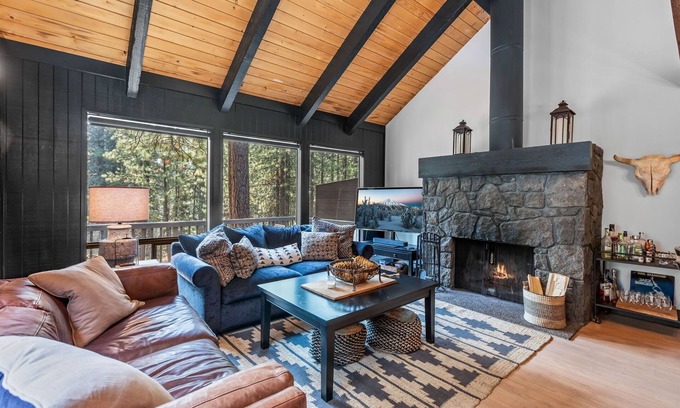 Black Butte Ranch House | Black Butte Ranch Chic Cabin, Decks backing to forested pond, Golf Course, Pools
