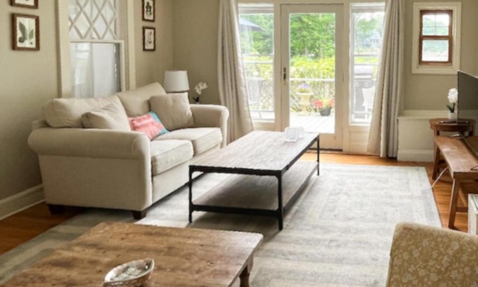 Manchester-by-the-Sea House | Cozy Black Cove Cottage with Oceanfront Views for Families