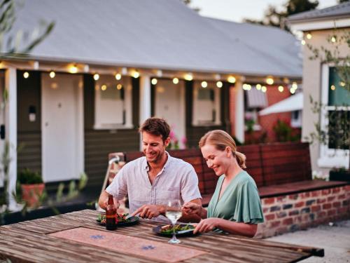 Collie Hotel | Inviting Black Diamond Lodge with Kitchen Amenities