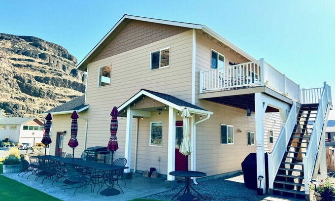 Sunland Estates House | Idyllic Black Dog Inn: Relaxing Retreat by Gorge Amphitheater
