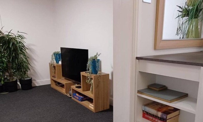Dunstable Apartment | Black Door MALT-Huku Kwetu (Dunstable)