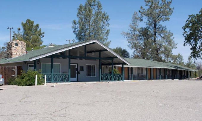 Coarsegold Hotel | Family-Friendly Escape at Black Hawk Lodge Awaits You