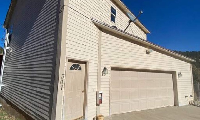 Keystone Apartment | Charming 2 Bedroom Retreat Steps from Mt Rushmore