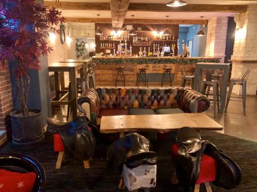 Frognall Hotel | Inviting Black Horse: Family-Friendly Stay with Dining Options