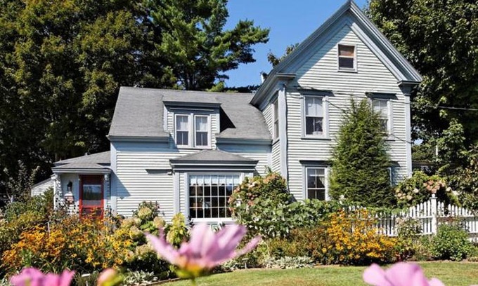 Topsham Bed & Breakfast | Impeccable Black Lantern B&B with Delicious Breakfast
