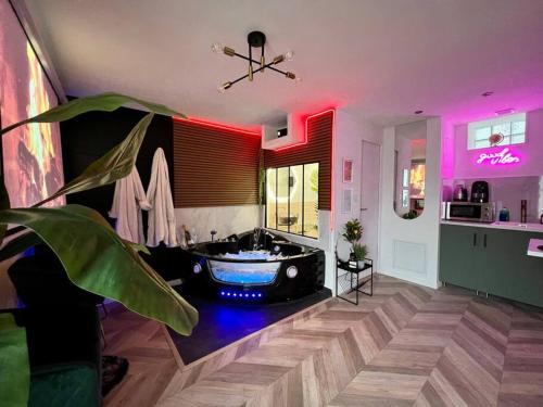 Souppes-sur-Loing Apartment | Relax in Black Love-room with Balnéo & Cinema Experience