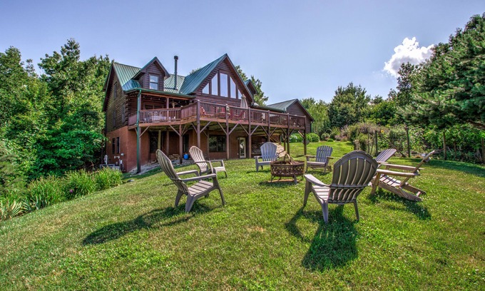 Black Mountain House | Black Mountain Hilltop Retreat: Pet-Friendly Cabin with Spa